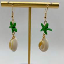 1 paire de boucles d'oreilles avec pendentif étoile de mer et coquillage, simples et à la mode dans un style plage. Convient pour un port quotidien, les vacances et en tant que cadeau pour les femmes