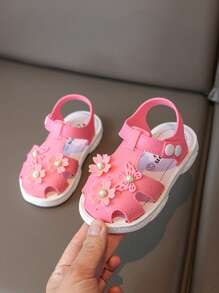 1 paar babysandalen met bloemendecoratie voor peutermeisjes, nieuwe collectie 2025, zachte antislip buitenschoenen voor kinderen, geschikt voor de zomer