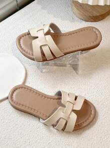 Un par de zapatillas de casa de corte bajo para niñas con tiras tejidas y estampados de patrones de serpiente, con los dedos de los pies expuestos, son simples y versátiles, aptas para uso diario y casual, zapatillas de moda para niños