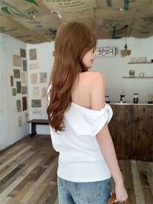 女士不对称肩部短袖 T 恤，街头风格优雅返校夏季设计，修身蝴蝶结肩部上衣