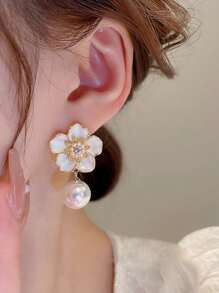 1 Pair Elegant French Style Oil Drip Rhinestone & Faux Pearl Camellia Flower Pendant Earrings For Women, Suitable For Party, Music Festival, Daily Wear, Graduation, Back To School, Holiday Gifts
