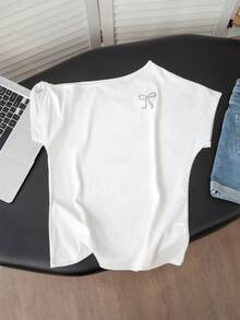 女士不对称肩部短袖 T 恤，街头风格优雅返校夏季设计，修身蝴蝶结肩部上衣