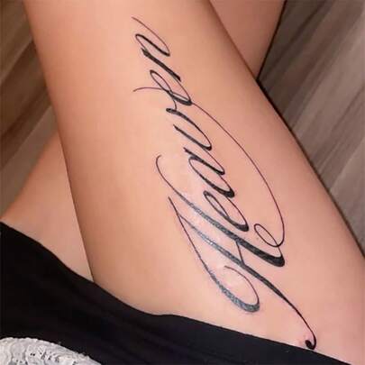 สติกเกอร์แทททูชั่วคราวแบบล้างทำความสะอาดได้ กันน้ำ กันเหงื่อ ไม่สะท้อนแสง 1 ชิ้น, สติกเกอร์แทททูชั่วคราวลายอาร์ตภาษาอังกฤษสุดเท่ เซ็กซี่ ในสไตล์ยุโรปและอเมริกา เหมาะสำหรับผู้คนใช้ในชีวิตประจำวัน ติดทนนาน 3-5 วัน