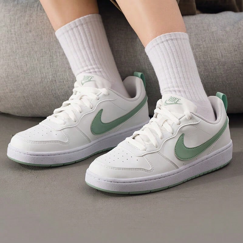 Nike 女款 COURT BOROUGH LOW RECRAFT 休闲运动鞋，低帮滑板鞋，DV5456-130 - 白色 - 查看 1
