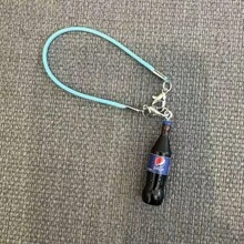 Nuevo Colgante de botella de refresco simulada Labobo, Accesorio de muñeca LABUBUS Colgante de lata con correa de hombro, Decoración colgante de 10cm