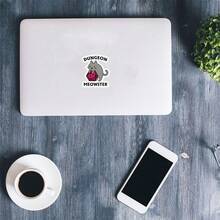 3 英寸乙烯基贴纸，易于粘贴，防水防油，图形清晰，“地牢喵星人贴纸 - 猫拿着 D20 骰子乙烯基防水贴花，幽默桌面游戏装饰，适用于笔记本电脑/水瓶，送给 D&D 玩家和猫爱好者的礼物”，可重复使用贴花，适用于汽车贴纸、保险杠、笔记本电脑、水瓶、书籍等，用于学校用品，返校