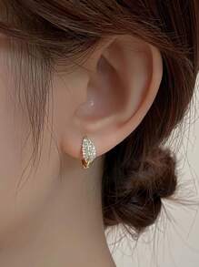 1 Paar elegante, minimalistische KC vergoldete blattförmige Creolen mit funkelnden synthetischen Zirkonia-Steinen, leichtes, zierliches Design für Frauen, vielseitig für den täglichen Gebrauch und Partys, ganzjähriges Schmuckzubehör, süße Ohrringe, Party-Accessoires, Synthetische Zirkonia-Verzierungen