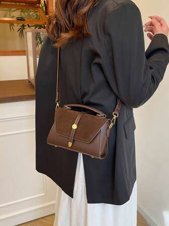 2025 Ny Mini Fyrkantig Axelväska i Mocka och PU-läder, Kaffebrun Färg, Retrostil, Lämplig för Dagligt Använd, Dejting, Presenter, Shopping, Plånbok, Kontor, Högskola, Arbete, Affärer, Pendling, Utomhusaktiviteter, Resor, Ny Höst- och Vinterväska för Damer, Bästa Höstväskan, Nyaste Fashionabla Mockaväskan för Damer, Perfekt Matchande med Höstkläder Damkläder för Damer