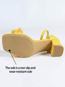 Sandales à talons épais à bout carré avec décoration florale pour grandes tailles. Style élégant pour le printemps/été, port quotidien, mariage. Beige avec bride à la cheville et boucle en métal