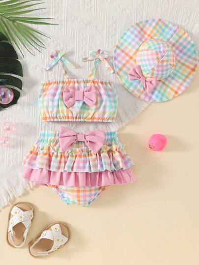 Set de 3 piezas de traje de baño para niñas bebés compuesto por: top de tirantes con lazo 3D colorido + falda-pantalón con doble volante + gorro