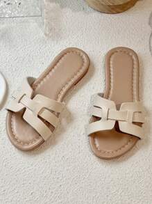 Un par de zapatillas de casa de corte bajo para niñas con tiras tejidas y estampados de patrones de serpiente, con los dedos de los pies expuestos, son simples y versátiles, aptas para uso diario y casual, zapatillas de moda para niños