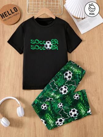 Modieuze en casual zomerpyjamaset voor jongens (twee stuks), set met korte mouwen en voetbalthema, comfortabele stof, geschikt om thuis te dragen, te spelen en te lezen, en ook geschikt als cadeau voor kinderen.