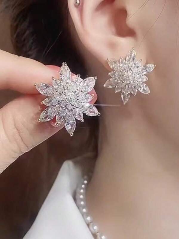 1 Pair - Sparkling Crystal Flower Silver Needle Earrings, Niche Design High-End Fashionable Earrings For Women, Elegant Zinc Alloy