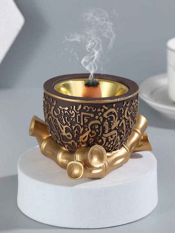 Ein klassischer Räucherkerzenhalter aus Harz dekoriert mit arabischen Schriftzeichen. Räucherkerzenhalter, Räuchergefäß, Raumduft, Heimdekoration.