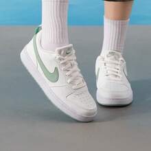 Nike 女款 COURT BOROUGH LOW RECRAFT 休闲运动鞋，低帮滑板鞋，DV5456-130 - 白色 - 查看 2