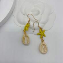 1 paire de boucles d'oreilles avec pendentif étoile de mer et coquillage, simples et à la mode dans un style plage. Convient pour un port quotidien, les vacances et en tant que cadeau pour les femmes
