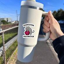 3 英寸乙烯基贴纸，易于粘贴，防水防油，图形清晰，“地牢喵星人贴纸 - 猫拿着 D20 骰子乙烯基防水贴花，幽默桌面游戏装饰，适用于笔记本电脑/水瓶，送给 D&D 玩家和猫爱好者的礼物”，可重复使用贴花，适用于汽车贴纸、保险杠、笔记本电脑、水瓶、书籍等，用于学校用品，返校