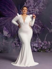 Vestido de novia elegante de estilo sirena con detalles de aplicaciones florales, escote en V profundo y recortes laterales en la cintura - Perfecto para bodas en la playa, ceremonias íntimas en el jardín y recepciones románticas en villas - Blanco - Ver 5