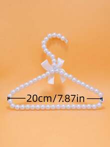 3个仿珍珠蝴蝶结衣架，适合收纳猫狗衣物，也是绝佳的万圣节礼物之选。这款公主风衣架可用于晾晒、收纳和整理衣物，同时也是家居装饰，为您的衣橱增添精致格调。奢华的珍珠白更凸显了这款时尚衣架的优雅美感。