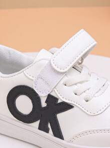 Zapatos deportivos infantiles con cierre de gancho y bucle de estilo casual y neutro, adecuados tanto para niños como para niñas, con diseño de estrella en la suela, muy apropiados para la temporada de regreso a clases