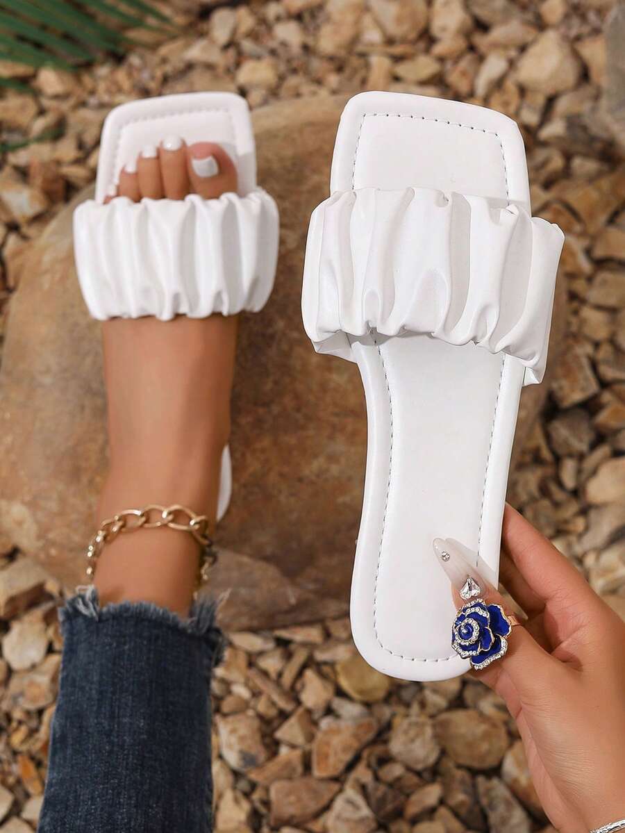 大码女式白色休闲拖鞋，新款女式褶皱夏季凉鞋平底露趾圆头舒适一脚蹬沙滩平底拖鞋