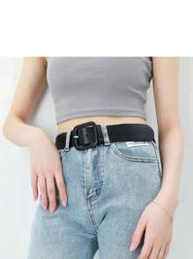 1 条黑色方形扣宽腰带，休闲百搭，适合日常佩戴