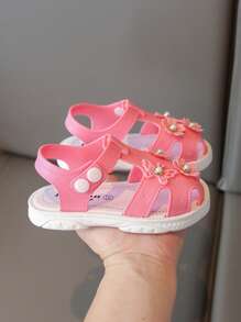 1 paar babysandalen met bloemendecoratie voor peutermeisjes, nieuwe collectie 2025, zachte antislip buitenschoenen voor kinderen, geschikt voor de zomer
