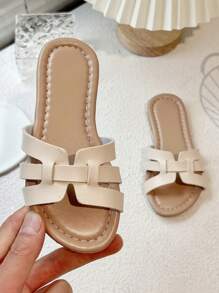 Un par de zapatillas de casa de corte bajo para niñas con tiras tejidas y estampados de patrones de serpiente, con los dedos de los pies expuestos, son simples y versátiles, aptas para uso diario y casual, zapatillas de moda para niños