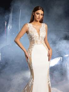 Faeriesty Đầm cưới dáng đuôi cá thanh lịch dành cho cô dâu, thiết kế hở lưng chữ V sâu, thân áo ôm sát được trang trí bằng ren, các mảng vải voan xuyên thấu ở hai bên, đuôi váy voan viền ren - Thiết kế sang trọng và thời trang, lý tưởng cho những đám cưới xa hoa, sự kiện thảm đỏ, dạ hội trang trọng và những buổi tiệc thân mật. - trắng - Xem 7