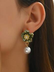 1 Pair Elegant French Style Oil Drip Rhinestone & Faux Pearl Camellia Flower Pendant Earrings For Women, Suitable For Party, Music Festival, Daily Wear, Graduation, Back To School, Holiday Gifts