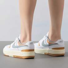 Nike Zapatillas deportivas casuales de moda retro de suela gruesa y caña baja para mujer Gamma Force - Blanco Marrón - Ver 3