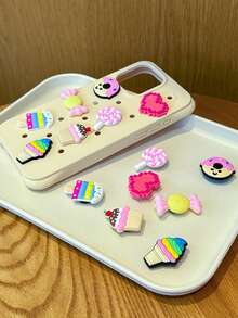 1 件硅胶全覆盖防水手机壳，7 件创意 DIY 纸杯蛋糕、冰淇淋、鞋花装饰配件，透气凸起设计防摔独特，孔位随手机型号不同而变化，包含 7 个配件
