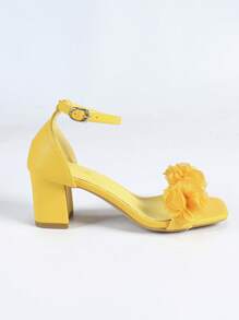 Sandales à talons épais à bout carré avec décoration florale pour grandes tailles. Style élégant pour le printemps/été, port quotidien, mariage. Beige avec bride à la cheville et boucle en métal