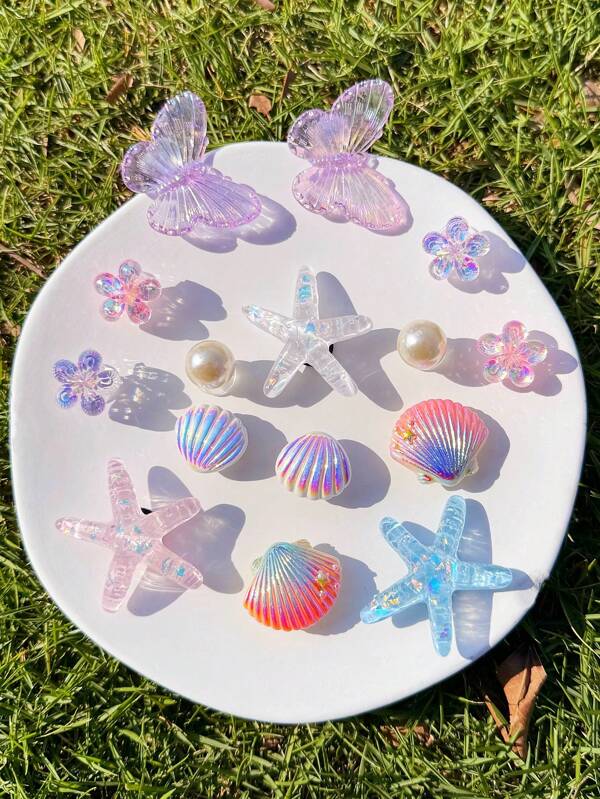 15 قطعة مشابك أحذية متنوعة (نجمة البحر، قواقع ملونة، زهرة بريقة، فراشة جليدية، لؤلؤ) اكسسوارات زخرفية DIY مناسبة للصنادل والنعال والحقائب البحرية، هدايا مثالية لأعياد الميلاد وعيد الميلاد والهالوين