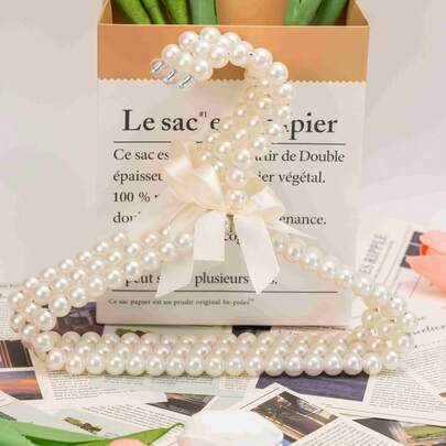 Bộ 3 móc treo quần áo nơ ngọc trai giả, thích hợp để treo quần áo cho mèo/chó, cũng là một lựa chọn quà tặng Halloween tuyệt vời. Móc treo kiểu công chúa này có thể được sử dụng để phơi khô, cất giữ và sắp xếp quần áo, đồng thời cũng là vật trang trí nhà cửa, tạo thêm nét tinh tế cho tủ quần áo của bạn. Màu trắng ngọc trai sang trọng càng làm nổi bật vẻ đẹp thanh lịch của chiếc móc treo thời trang này.