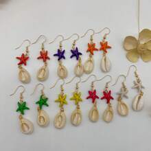1 paire de boucles d'oreilles avec pendentif étoile de mer et coquillage, simples et à la mode dans un style plage. Convient pour un port quotidien, les vacances et en tant que cadeau pour les femmes