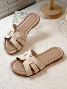 一双畅销儿童/简约风格女童人字拖，鞋面采用米色编织带设计，鞋底为浅棕色，适合日常休闲穿着