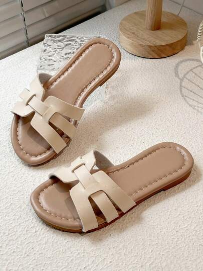 一双畅销儿童/简约风格女童人字拖，鞋面采用米色编织带设计，鞋底为浅棕色，适合日常休闲穿着