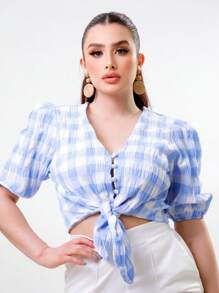 Blusa de Escote Cuadrado con Lazo: Elegancia Romántica con un Toque Moderno Si hablamos de prendas femeninas, versátiles y con encanto atemporal, la blusa de escote cuadrado con lazo ocupa sin duda un lugar especial. Esta pieza, que mezcla lo clásico con lo romántico, es ideal para quienes buscan un look delicado pero con presencia. Ya sea para un día de oficina, una cita casual o una salida con amigas, esta blusa se adapta con elegancia a múltiples ocasiones.