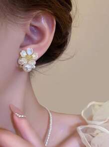 1 par de pendientes elegantes con diseño floral y perlas artificiales, diseño minimalista francés, de moda para fiestas y vacaciones