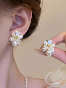 1 par de pendientes elegantes con diseño floral y perlas artificiales, diseño minimalista francés, de moda para fiestas y vacaciones
