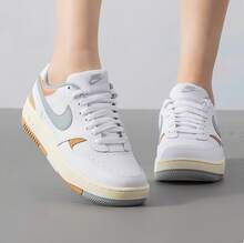 Nike Zapatillas deportivas casuales de moda retro de suela gruesa y caña baja para mujer Gamma Force - Blanco Marrón - Ver 2