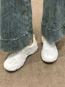 女士学院风透气网眼系带休闲运动鞋，优雅实用的白色网球鞋，适合学生和户外穿着