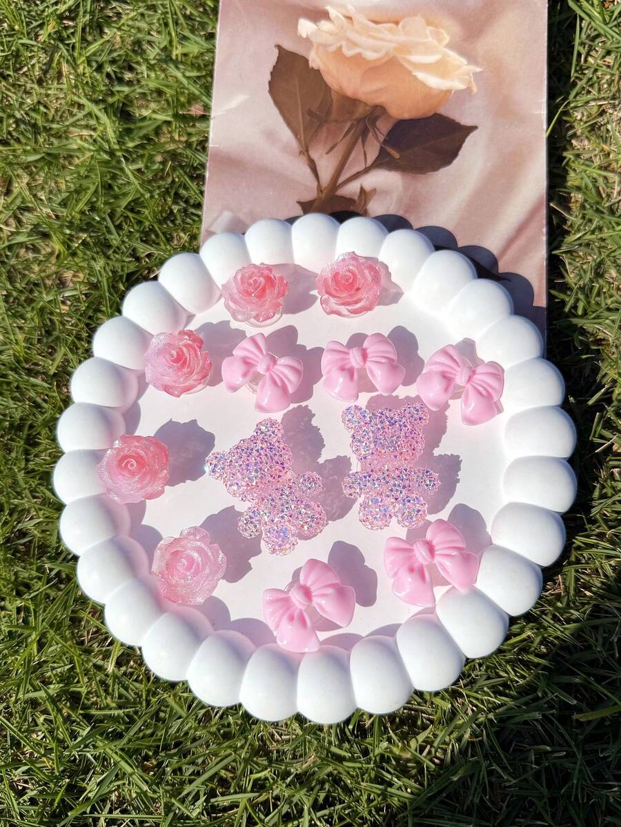 12 件粉色系列鳄鱼鞋夹（水晶熊、玫瑰、蝴蝶结），易于安装可拆卸 DIY 装饰，适用于定制玛丽珍鞋、花园鞋、木屐、凉鞋和沙滩包 - 节日和特殊场合的完美礼物