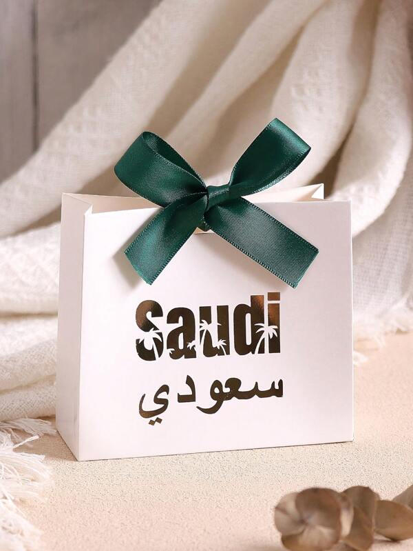 10 Mini Geschenkboxen im Festtagsstil, dekoriert mit Palmenmotiven und personalisierten grünen Schleifen, perfekt für besondere Anlässe und Events in Saudi-Arabien. Die Palmenmotive und grünen Schleifen verleihen den Boxen einen Hauch von Eleganz und Tradition für jeden Anlass.