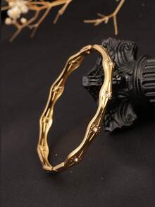 1 chiếc vòng tay bằng thép không gỉ mạ vàng 18K 8 ngôi sao có họa tiết chải xước với đá Cubic Zirconia khảm siêu nhỏ, thanh lịch và thời trang, thích hợp cho phụ nữ đeo hàng ngày và làm quà tặng cho bạn gái/vợ - Vàng - Xem 3