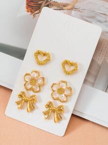 Um conjunto de 3 pares de brincos de madeira de desenho animado para o dia do professor, com tema de volta às aulas de réguas de maçã, giz de cera e brincos divertidos para presente de feriado