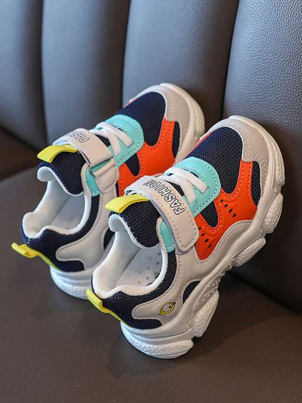 زوج من أحذية رياضية للأطفال من الجلد الصناعي والقطع اللاصقة، مناسبة للربيع والخريف، قاع ناعم مانع للانزلاق للأولاد والبنات