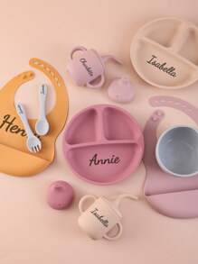 Conjunto de vajilla personalizada para bebé de 6 piezas en silicona, incluye baberos impermeables, plato portátil, cubiertos blandos, bol con ventosa, taza con tapa a prueba de fugas. Multiusos, ornamental, con letras, elegante, moderno, colorido, kawaii, adorable, lindo, casual, personalizado, único, personalizado, niño, niña