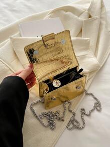 Una bolsa cuadrada mini de moda para la temporada de otoño e invierno, con decoración de lazo de hardware, abertura con solapa, cadena doble de metal, de poca capacidad, ligera y minimalista. Adecuada para el uso diario de las mujeres, el ocio y el uso estudiantil como monedero.